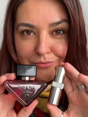 #ADβ¨ Final touches before heading out π A swipe of Prada B101 lipstick, a spritz of Paradoxe Sweet Chemistry, scarf in place and ready to go β¨ @pradabeauty #PRADABEAUTY #MyPradaFinalTouch #makeup #fragrance