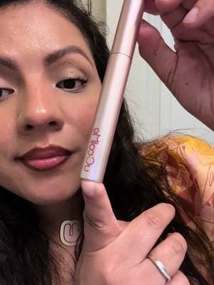 uCoolMe máscara de pestañas es un rímel de larga duración diseñado para dar volumen, longitud y curvatura a las pestañas con un acabado más definido y resistente durante todo el día.#tiktokshop #ucoolme #mascara #beautiful #makeup @uCoolMe Makeup