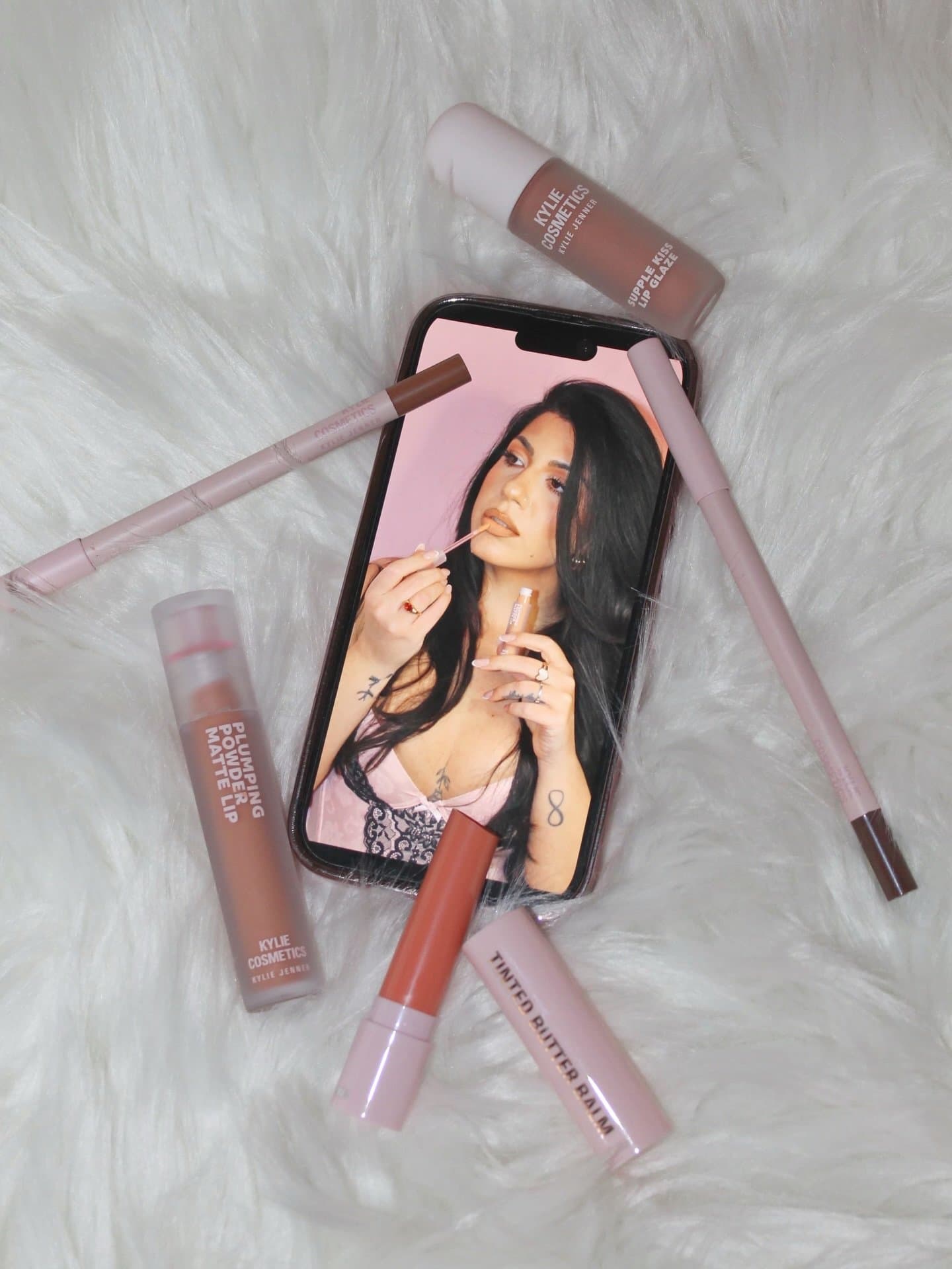 Kylie’s favs of the season 💕🫦
plumping lip liner — 609 iced latte
plumping lip liner — 635 pecan
plumping powder matt