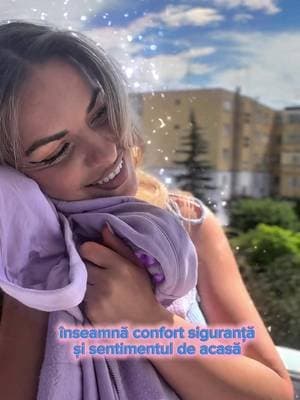 Pentru mine, mirosul înseamnă mai mult decât haine proaspăt spălate. Înseamnă amintiri, dor și oameni dragi. 💙✨ Noul Lenor Albastru îmi amintește de îmbrățișările celor pe care îi iubesc și de sentimentul de acasă🤍 Încearcă parfumul de neratat al noului Lenor Albastru și trimite acest videoclip unei persoane de care îți este dor. 💙🤗 #lenor #lenoralbastru #dedor #ad @Lenor Romania