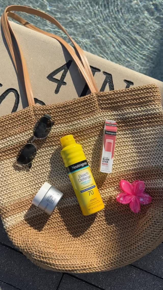 #ad just what I needed for a day by the pool @neutrogena ☀️💦
@walmart #neutrogena #skincare #beautycreator #poolday