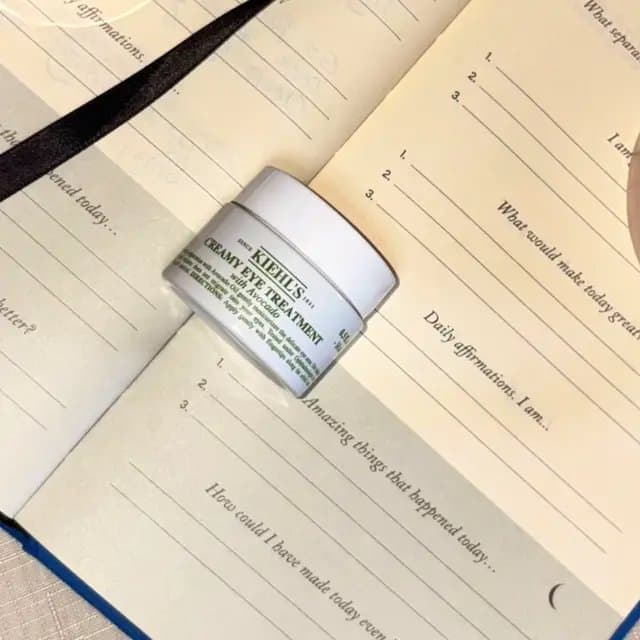 #Ad When I first opened Kiehl’s Creamy Avocado Eye Cream, the texture instantly stood out — rich, buttery, and cushiony. 🥑✨ It melts so softly when warmed between my fingers, and once tapped under my eyes, it feels cooling, refreshing, and deeply hydrating. Truly like a mini spa moment for tired eyes. 💚 @Kiehl's Since 1851 #kiehls #skincare #lorealistaruk #KiehlsFirstReact