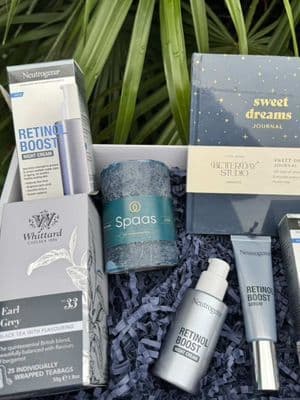 What a treat! 💙 I’m so excited to share this beautiful parcel I received from Neutrogena and Gifta. Apart from the two Retinol Boost products, I was also surprised with a few extra treats that made this box even more special. Earl Grey tea, a cosy candle and the sweetest little journal. I love all of it and can’t wait to unwind with these ✨ @neutrogenaukire @GIFTA #ad #gifted #neutrogena #retinol #glow_with_ania