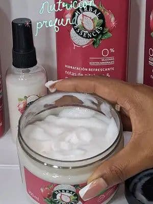 El secreto para un cabello de impacto que huele increíble todo el día no es magia, ¡es esta rutina! 🌸✨ Probé la mascarilla capilar de Pitahaya y Menta de Herbal Essences y te da una nutrición profunda y reparadora sin dejar el pelo pesado. Y la cereza del pastel: el perfume para cabello con tecnología de perlas aromáticas que se activa con cada paso que das. ¡Te va a encantar! 💖 #HerbalEssencesMexico #Publicidad #vibrasfrescura #herbalmexfm @Herbal Essences México @For_Me
