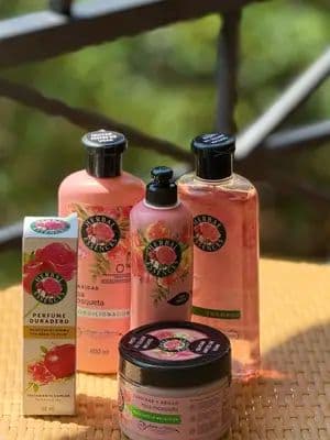 Hair routine + Nuevo perfume para el cabello= match perfecto ✨ Estoy obsesionada con la colección Rosa Mosqueta porque deja mi cabello suave, con brillo y con una fragancia deli que me acompaña todo el día🌸 @Herbal Essences México @For_Me . #herbalessences #perfumeparacabello #herbalfm #publicidad