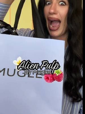 Girl, questo è il segno che devi pubblicare quel video. Sii costante, anche quando hai paura del giudizio. La gente parlerà sempre, quindi tanto vale fare ciò che ti rende felice. ✨ E poi c’è lui: Alien Pulp 👽💜 Succoso, intenso, ultra sexy. Lampone, gelsomino e cashmeran insieme creano un profumo dolce ma magnetico, di quelli che restano addosso… e nella testa. @Mugler #mugler #gifted #alienpulp