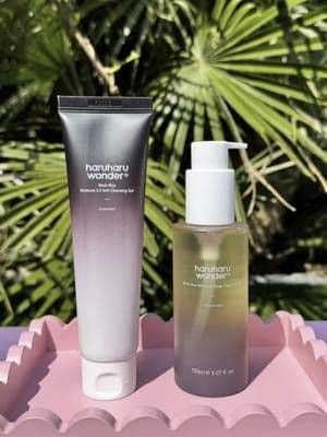 Say hello to double cleansing heaven with Haruharu Wonder 💜💜 I’ve been trying out their Black Rice Moisture Deep Cleansing Oil and Moisture 5.5 Soft Cleansing Gel – both unscented and perfect for my sensitive, acne-prone skin. This dreamy duo effortlessly melts away makeup, SPF, and impurities, leaving my skin soft, hydrated, and never stripped. The oil has a gorgeous silky texture, and the gel foams just right. Glass skin goals? Absolutely ✨ Huge thanks to Haruharu for this opportunity – I’m already loving the results! Use my YesStyle code SAFJB5OF to save on your Haruharu haul 💜 @haruharu wonder @haruharuwonder_influencers @YesStyle @YesStyleInfluencers #haruharuwonder #haruharucleansingoil #doublecleansing #acneproneskin #glassskin #Glow_with_Ania #ad #gifted #yesstyle