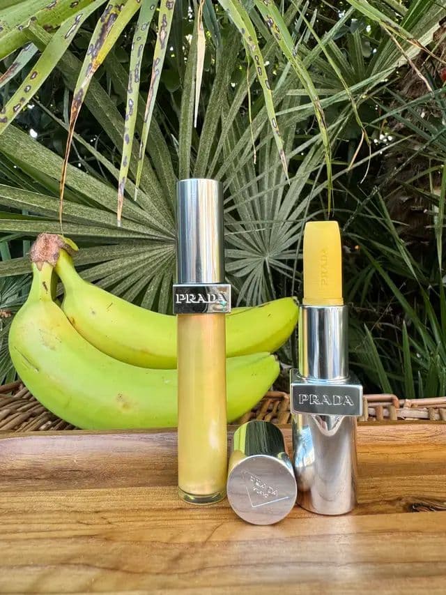 #AD ✨ Prada, with a tropical twist 🍌🌴 Prada Balm and Prada Reflection Lipgloss in U002 Banana Yellow - two very different lip products sharing one seriously summery shade. The iconic yellow balm adds a sheer touch of colour, while the gloss gives lips a beautiful golden, pearlescent shine ✨ And with a shade called Banana Yellow, there was really only one choice of prop… 🍌😁 @pradabeauty #PRADABEAUTY #MyPradaBananaLayDay #makeup #glow_with_ania
