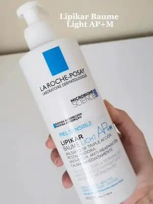 Este bálsamo de @La Roche-Posay es perfecto para pieles secas y/o con tendencia a dermatitis atómica porque calma la piel, reduce la comezón y nutre y restaura la barrera cutánea. ~ Su textura es muy ligera, no es grasosa y se absorbe al rápidamente. ~ Es apta para bebés, niños, adultos y puede utilizarse tanto en el cuerpo como en el rostro. 🤍 Ingredientes principales: ~ Agua termal de La Roche Posay. ~ Niacinamida ~ Manteca de Karité ¿Ya lo han probado? #LipikarBaumeForMe #Lipikar #Pielseca #dermatitisatopica #pielreseca #larocheposayperu #cuidadodelapiel #skincareproducts #skincareblog #skincareperu #cuidadodelapielcorporal #publicidad @ForMe Tips Perú 🇵🇪