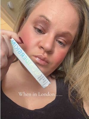 When IN London….. @Wonderskin Beauty #creativesearchinsights #ugcshopping today in #london #wonderskinbeauty #wonderbladingtopgloss #lip #lipgloss #topgloss #makeuptok #makeup #liptokwonderblading #clear #clearlict #o#obsessedwithwonderskinm#makeupreview I know where to find #wonderskin in #london #whatadream #tts #tiktokshop #freeshipping #melgaryparker