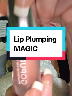 Dry lips? Never heard of her 💁♀️ This Go Pure Plumping Gloss just replaced my entire lipstick drawer 🔥 #TikTokShop #juicylips #GoPurePartner #lipplumper #lipgloss #lipgoals #creatorsearchinsights @Gopure
