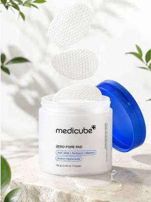 MEDICUBE ZERO PORE PADS Pads faciais de duas faces para ajudar a cuidar dos poros, controlar o excesso de oleosidade e melhorar a textura da pele. 1. PARA QUE SERVE O Medicube Zero Pore Pad ajuda a remover células mortas, excesso de sebo e resíduos acumulados na pele. Com o uso regular, ajuda a deixar a pele com uma aparência mais lisa, limpa, uniforme e refinada. 2. PARA QUE TIPO DE POROS É INDICADO É indicado para quem tem poros visualmente dilatados, poros obstruídos, pontos negros, pontos brancos, excesso de oleosidade ou textura irregular. O produto não fecha os poros permanentemente, mas ajuda a remover a oleosidade e os resíduos que podem fazer com que eles pareçam maiores e mais visíveis. 3. PARA QUE TIPO DE PELE SERVE Pode ser utilizado por peles oleosas, mistas, normais e secas que tenham poros visíveis, excesso de oleosidade ou textura irregular. Também pode ser usado por peles sensíveis, mas é importante começar devagar, testar primeiro numa pequena área e observar a reação da pele. 4. QUANDO USAR Pode ser usado de manhã ou à noite, depois de lavar o rosto. Para quem está a começar, recomenda-se utilizar duas vezes por semana, preferencialmente à noite. Se a pele tolerar bem, pode aumentar gradualmente para três vezes por semana ou utilizar em dias alternados, conforme a necessidade da pele. Não é obrigatório usar todos os dias para obter bons cuidados com os poros. 5. PRIMEIRO PASSO: LIMPAR A PELE Lave o rosto com um produto de limpeza suave e seque delicadamente, sem esfregar. Se estiver a usar maquilhagem ou protetor solar, faça primeiro uma limpeza adequada para remover todos os resíduos. 6. SEGUNDO PASSO: USAR O LADO COM RELEVO Retire um pad e utilize primeiro o lado com relevo. Passe suavemente pelo rosto, começando no centro e deslizando para fora, acompanhando o sentido da textura da pele. Concentre-se especialmente na testa, no nariz, no queixo e noutras áreas com mais oleosidade ou poros obstruídos. Não pressione nem esfregue com força. 7. TERCEIRO PASSO: USAR O LADO MACIO Vire o pad para utilizar o lado liso e macio. Passe novamente pelo rosto com movimentos suaves para ajudar a uniformizar a textura da pele e distribuir o sérum que está no pad. Evite a área dos olhos, os lábios e as zonas irritadas. 8. QUARTO PASSO: MASSAGEAR SUAVEMENTE Depois de passar o pad, deixe o sérum restante na pele. Dê pequenas palmadinhas com as pontas dos dedos para ajudar na absorção. Se desejar, faça uma massagem muito suave do centro do rosto para as laterais durante alguns segundos. Não esfregue vigorosamente, porque o produto já possui uma ação esfoliante. 9. QUINTO PASSO: HIDRATAR Depois do pad, aplique um sérum ou creme hidratante. Pode combinar com produtos que contenham ácido hialurónico, centella asiática, pantenol, alantoína ou ceramidas. A hidratação é importante para manter a pele confortável e ajudar a evitar a sensação de repuxamento. 10. SEXTO PASSO: PROTEGER A PELE Se utilizar o produto durante o dia, finalize sempre com protetor solar. Como os pads contêm ingredientes esfoliantes, a proteção solar é essencial para ajudar a proteger a pele contra a sensibilidade provocada pelo sol. ROTINA COMPLETA: Limpeza → Medicube Zero Pore Pad → Sérum hidratante → Creme hidratante → Protetor solar durante o dia O QUE EVITAR NA MESMA ROTINA: Evite usar o pad na mesma noite que retinol, retinal, outros produtos com AHA, BHA ou PHA, esfoliantes físicos, peróxido de benzoílo ou vitamina C muito forte. Para reduzir o risco de irritação, alterne as noites de utilização. Não aplique sobre feridas, queimaduras solares, pele descamada, recém-depilada ou irritada. Evite o contacto direto com os olhos. Feche bem a embalagem depois de retirar cada pad para evitar que os restantes sequem. Faça sempre um teste numa pequena área antes da primeira utilização. Se sentir ardor intenso, comichão, inchaço ou vermelhidão persistente, suspenda o uso. Ácido hialurónico Centella asiática Pantenol Ceramidas Creme hidratante simples #TikTokShopPortugal #TikTokShopPT #CuidadosComAPele #Poros #MedicubeZe