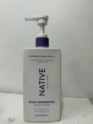 Shiny and silky. From the very first wash, it leaves my hair extremely clean and fragrant, while helping with fragility and repair. #complimentary #GiftedByNative #LavenderVanillaScalpDetox @influenster @Native