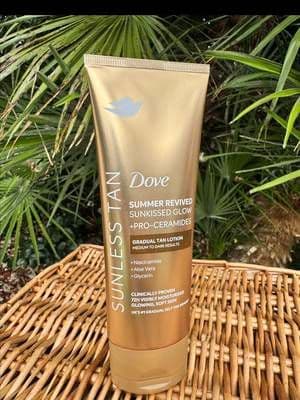 #AD ✨ I’ve never really used self-tan before because I always worried it would go patchy, streaky or make me look orange. That’s why Dove Gradual Tan Lotion feels like such an easy way to start. It builds the glow gradually, smells fresh and fruity, and gives my skin a really nice natural-looking warmth without the scary streaks or uneven patches I always imagined. I’ll definitely keep using it because it feels simple, comfortable and very beginner-friendly. @Dove Beauty & Personal Care @Dove #DoveBeautyCreativeLab #DoveSelfTanFears #glow_with_ania