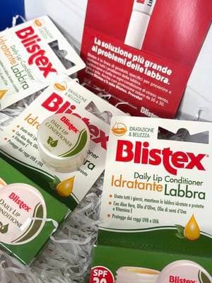 Labbra secche o screpolate? Ecco la soluzione: Blistex Idratante Labbra (Daily Lip Conditioner).💋 💧Idratazione profonda: lo applico ogni mattina come base. Contiene Aloe Vera, Olio di Oliva e Vitamina E che nutrono all'istante senza appiccicare. 🛡️Protezione SPF 30: questo è il vero game changer! Spesso ci dimentichiamo che anche le labbra vanno protette dai raggi UVA e UVB, non solo in estate ma tutto l'anno. 🌡️Mai più screpolature: crea una barriera super confortevole contro vento e sbalzi di temperatura. La texture è leggera, non unge, si assorbe benissimo ed è perfetto anche da applicare prima del tuo rossetto preferito per evitare che segni le pieghette. Se cerchi una soluzione che funzioni davvero, questo è il segno che stavi aspettando! 🛒👇 @Blistex Italia @Linea Act #ovunquetuvada #blistex #tiktokshop #ad #giftedby