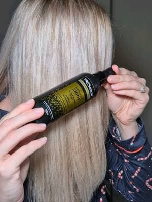 AD - TRESemmé Lamellar Shine Ultra-Gloss Spray 🙌✨ This product does the talking itself... To get my blonde dry damaged hair looking this shiny in 3 sprays is nothing short of a miracle! New holy grail and I can't wait to try out the whole @tresemmeuk Lamellar Shine range. #grwmtres #tresidentsshine #tresidents #ad #lamellarshine