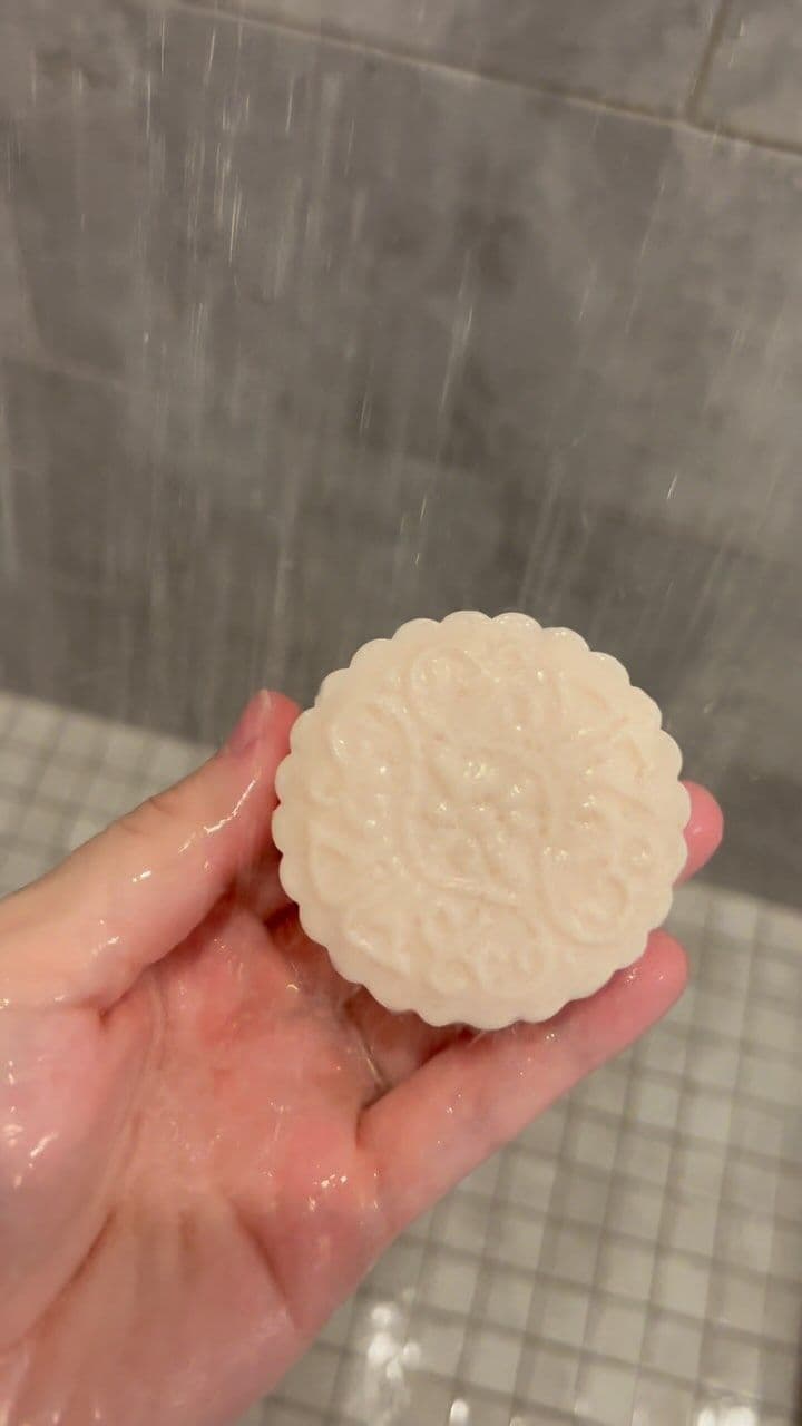 You guys need to simplify your shower routine with these Shampoo & Conditioner bars from @vioribeauty 💜
•
•
•
•
These a