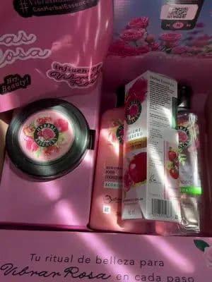 🌸 Esto huele DEMASIADO rico… y ahora no dejo de tocar mi cabello 😳 Ok pero… ¿por qué nadie me había hablado de este aroma de Rosa Mosqueta? 😍 Literal mi cabello huele TODO el día y se siente increíble 💕 Estoy en shock con estas vibras rosa ✨ Corre porque esto se va a agotar 💖 #HerbalEssencesMexico #VibrasRosa #Publicidad #RosaFM @For_Me @Herbal Essences México Aroma • Cabello • Rosa Mosqueta