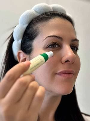𝐕𝐄𝐆𝐀𝐍 𝐂𝐎𝐋𝐋𝐀𝐆𝐄𝐍 𝐄𝐘𝐄 𝐒𝐄𝐑𝐔𝐌 by @AXIS-Y ✔️ Acido Ialuronico a tre pesi molecolari ✔️ Olio di Jojoba ✔️ Olio di Girasole ✔️ Prugna ✔️ Mela Verde ✔️ Uva ✔️ Complesso di 5 Peptidi 𝐏𝐞𝐫 𝐜𝐨𝐦𝐛𝐚𝐭𝐭𝐞𝐫𝐞 𝐫𝐮𝐠𝐡𝐞, 𝐠𝐨𝐧𝐟𝐢𝐨𝐫𝐞 𝐞 𝐨𝐜𝐜𝐡𝐢𝐚𝐢𝐞. Ulteriore piacevole effetto rinfrescante grazie all’applicatore in metallo. Code: 𝐄𝐅𝐅𝐄𝐀𝐁𝐈𝐎𝐋𝐀𝟗𝟎 👉🏻 𝐰𝐰𝐰.𝐲𝐞𝐬𝐬𝐭𝐲𝐥𝐞.𝐜𝐨𝐦/𝐢𝐭 👈🏻 @YesStyleInfluencers #YesStyle #yesstyleinfluencers #axisy #axisyeyeserum #axisyglowserum #axisyserum #kbeautyskincare #kbeauty #microinfluencer #ugc #contentcreator #giftedby #suppliedby #tester #rewiever #ad