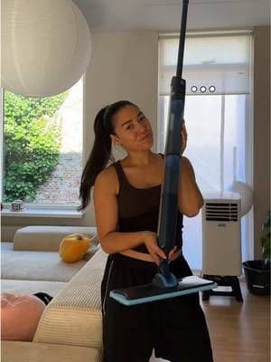 Misschien net wat te enthousiast, meteen bietensap 😂 Dweilen stelde ik altijd uit, maar dit maakt het echt een stuk makkelijker ✨ Vooral dat schoon en vuil water gescheiden blijven is zooo fijn #ad #PhilipsOneUp #PhilipsHome #schoonmaken #cleaningtok