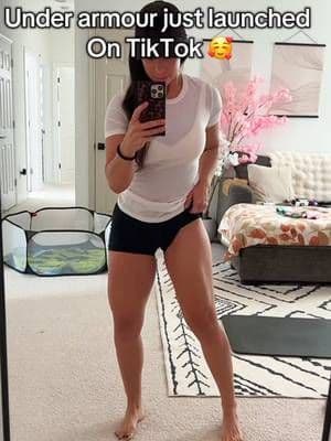 I am obsessed with the way under Armour’s compression shirt and shorts fit. They’re super comfortable and not to crawl up your butt even when you’re doing deep squats. 🙌🏼🤌🏼 just finished a whole mobility workout and still so comfortable. #underarmour #gymfit #gymootd #ttscommunitychicago #newarrivalssurge #tiktokshopcreatorpicks #autumnliving