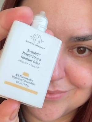 Festive glow prep using my Drunk Elephant Glow Drops ✨ This is my go to pre event routine when I want skin that looks healthy, fresh, and lit from within. I’m using the Glow Drops to add warmth, radiance, and that smooth, glossy finish without feeling heavy. You can wear them alone, mix them with moisturiser, or blend with base makeup depending on the look you’re going for. Before and after included so you can see the glow difference properly, plus a close up of the texture and how I apply it on real skin. If you fancy trying them yourself, you can shop via my link below. 🛍️ Shop here: https://squad.drunkelephant.co.uk/a/glow.with.ania 🔗 Link also available in my LinkTree in bio @Drunk Elephant #ad #DrunkElephant #SkinSquad #glow_with_ania