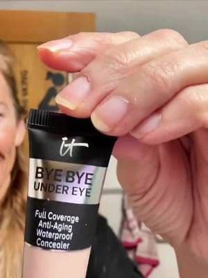 #publicidad / Colaboración con @itcosmetics ✨ ¿Un corrector que sí hace lo que promete? 👁️✨ Estoy usando el Bye Bye Under Eye Concealer de @IT Cosmetics y te cuento por qué me encanta. Este corrector ofrece: ✔️ Cobertura total para ojeras, rojeces y manchas 💫 ✔️ Duración hasta 24h y resistente al agua 💦 ✔️ Fórmula que cuida tu piel mientras lo usas 🧴 📌 Con ingredientes como: 💧 Ácido hialurónico ✨ Péptidos 💚 Vitamina E 🧬 Colágeno hidrolizado El resultado es una mirada más fresca y luminosa, sin que se marque en líneas finas 🙌 No es magia… es buen producto + técnica 💁♀️ (Te muestro cómo aplicarlo en el video 👇) 💬 Cuéntame en comentarios si te gustaría verlo en acción paso a paso 📌 Guárdalo si te sirve para inspirarte en tu rutina de maquillaje #lorealistarspain #makeup #byebyeundereyexlorealistar