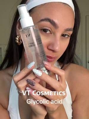 ✨ Say goodbye to enlarged pores and blemishes on your skin. The VT Glycolic Acid Mist gently exfoliates + hydrates for glowing, even-toned skin - from head to toe✨ #vtcosmetics #glycolicacid #exfoliatingmist #Headtotoemist #amazonfinds @VTcosmetics_official @VT Cosmetics US