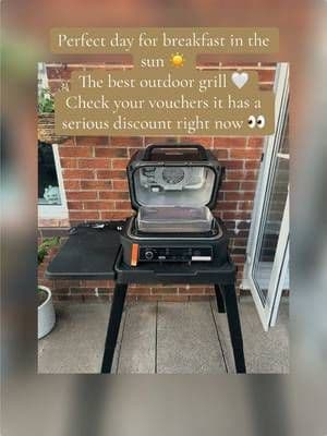 Perfect day for breakfast in the sun ☀️ @Ninja UK @Ninja Kitchen Woodfire Outdoor Grill is honestly next level 🤍🔥 Check your vouchers… there’s a serious discount right now 👀#ninjawoodfire #sunshine #dealdrop #tiktokmademebuylt #tiktokshop