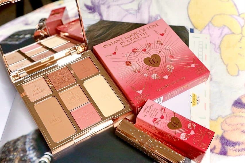 💐 LOOK OF LOVE - INSTANT LOOK IN A PALETTE
👄 Shade : GLOWING BEAUTY by @CharlotteTilbury
This Amazing palette by Ch