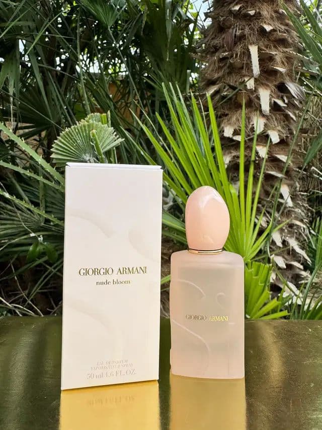 #AD ✨ Si Nude Bloom feels delicate and dreamy to me, with a soft floral scent that’s fresh, slightly powdery and really comforting to wear. I love fragrances that feel clean but still luxurious, and this one gives me exactly that feeling. The bottle is also absolutely beautiful and looks so chic on display. I can definitely imagine wearing this during spring and summer, especially on warmer days when I want something light, pretty and effortless. To me, it has that fresh garden vibe with soft petals and a subtle sweetness that isn’t overpowering 🌸 @Armani beauty #ARMANIBEAUTY #ArmaniBeautyBerryBloom #glow_with_ania
