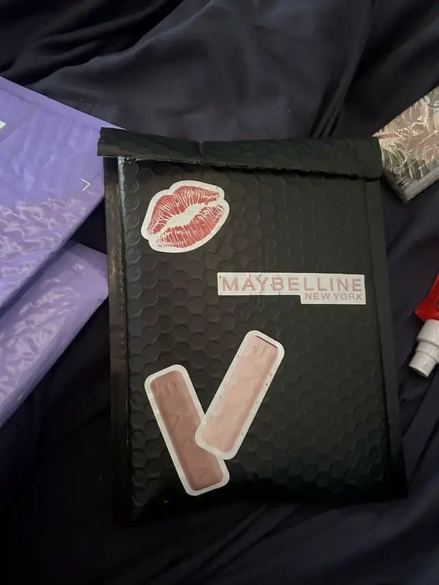Coming home to a surprise delivery is always crazy! Thank you so much @MaybellineUK I cannot WAIT to try these lipsticks because these formulas look absolutely INSANE! #ad #pr #maybelline