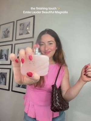 ✨🌸últimamente he estado volviendo a encontrarme en pequeñas cosas que me hacen sentir femenina otra vez. un outfit simple, mi cartera favorita y un perfume que me haga sentir suave, elegante y segura ✨ Beautiful Magnolia de Estée Lauder tiene una mezcla hermosa de flores luminosas, notas cítricas y un fondo cálido que honestamente se siente como luz en forma de perfume🌸✨ #EsteeLauder #GiftedByEsteeLauder #BeautifulMagnolia #communityxseen @Estée Lauder @CXS