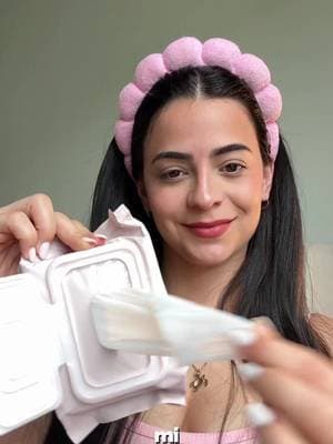 Gifted | Producto recibido gratis para probarlo 🤍 Vi el resultado de Danielle y quise poner a prueba las Rice Water Bright Cleansing Facial Wipes de @thefaceshop. Según la marca, son las toallitas limpiadoras faciales número uno en Corea.* Una pasada por un lado del rostro y después probé la toallita con mi labial. Son prácticas para llevar en la bolsa o cuando viajas. Encuéntralas en Walmart o Amazon. *Euromonitor International Ltd.; Beauty & Personal Care 2026 edition; ventas minoristas de 2025, categoría Facial Cleansers. #onewipeoneswipe #koreanskincare #ricewaterbright #gifted #skincare