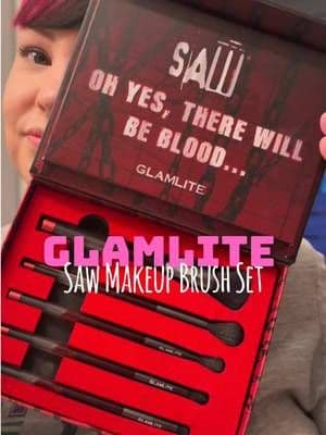 Horror lovers, tell me this isn’t the perfect makeup brush set for spooky season. 🩸🖤 The Glamlite SAW Makeup Brush Set brings horror movie vibes straight to your makeup vanity, making it perfect for anyone who loves SAW collectibles, horror-inspired makeup, spooky beauty products, and Glamlite Cosmetics. Whether I’m doing an everyday makeup look or going full glam, I love when my beauty tools actually match my personality. 🔪✨ This set is giving spooky makeup room, horror collector, Halloween all year long energy—and I’m here for it. If your makeup collection is equal parts beauty and horror, this one deserves a spot on the vanity. 🖤 @Glamlite #glamlite #tiktokshopsummersale #tiktokshopbacktoschool #backtoschool #tiktokshopcreatorpicks