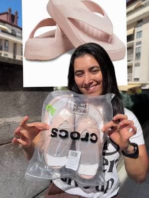 Estás sandalias @CROCS UK las necesitas para éste verano, son súper ligeras, cómodas y no rozan porque no tienen costuras. Definitivamente serán mis favoritas para el verano.#nicasenespaña🇳🇮🇪🇸 #españa #tiktokshop #crocs #verano