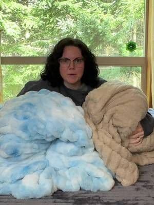 i didn’t expect a blanket to make this much of a difference… but the size + fluffiness on this one?? side by side you can actually see it 🤍 this is what i reach for when i just want to feel comfortable at the end of the day @Comfrt #cozyessentials #softlife #comfyvibes #selfcareroutine #tiktokshopfinds