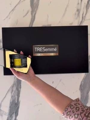 I’m a member of the @tresemmeuk community. By completing challenges you earn points and I used mine to claim this beautiful box. My box contains everything I need for a fabulous hair shine! It also includes a lovely candle with some matches in a gorgeous case. 💛 Lamellar Shine Products 💛 💛 Instant Shine Mask 💛 Finishing Oil 💛 Ultra Gloss Spray 💛 Leave in Cream Serum Thank you @TRESemmé #TRESIDENTS #LAMELLARSHINEON #ad