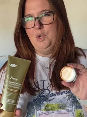 No holiday this year… so I’m bringing a little bit of the holiday feeling home instead 🌴☀️✨ Because sometimes you’ve just got to make your own sunshine 😂💙 @DoveUKI #DoveBeautyCreativeLab #DoveVaselineHolidayGlowDuo #AD