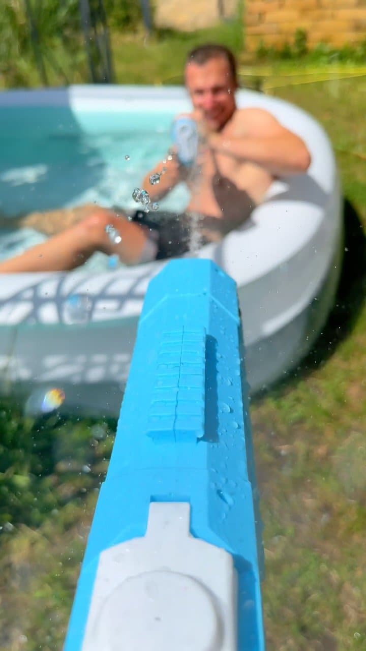 💦 Badespaß-Level: XXL!
Der Pool steht, die Wasserpistolen sind geladen – und unser kleiner Hai dreht völlig durch! 🦈🌊
