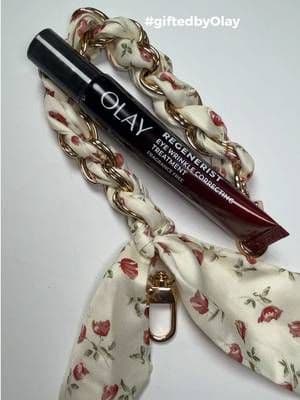 #giftedbyOlay Cuidando el área delicada de mis ojos con el nuevo Eye Wrinkle Correcting Treatment de @Olay Skin Care 👁️✨ Me encanta lo suave que se siente en la piel sensible, y ese aplicador de metal frío es una maravilla por las mañanas. Ayuda a reducir visiblemente las líneas de expresión y las arrugas profundas, ¡y el 98% vio una mejora desde el primer uso! 🤍 @olay #Olay #EyeRoutine #SkincareRoutine #UGCcreator