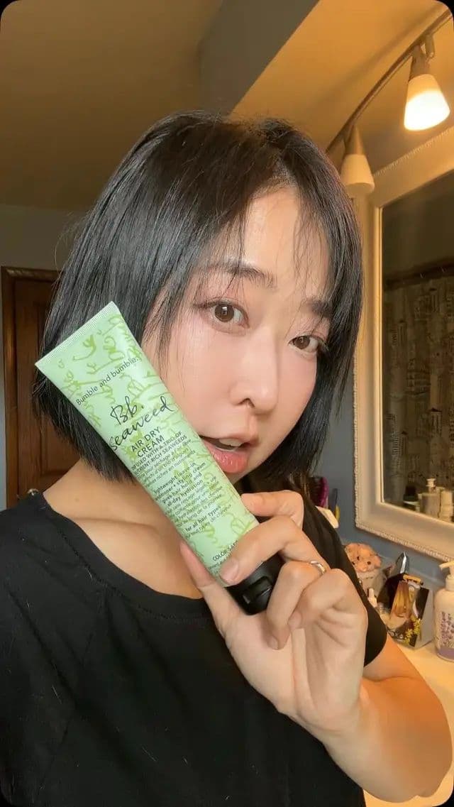 My current hair essentials from @Bumble and bumble. 💚 This one’s a keeper! You can instantly feel how soft your hair gets after applying it, without any gunky or heavy feeling. The Seaweed Nourishing Air Dry Cream not only smells amazing but also keeps my hair soft, sleek, and frizz-free. Perfect for those easy air-dry days! . . . #bumbleandbumble #giftedbybumbleandbumble #haircare #bbseaweed #airdrycream frizzyfree.