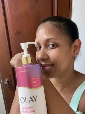 I’m delighted with this Olay body cream. It moisturizes very well, has a pleasant scent, and contains hyaluronic acid to