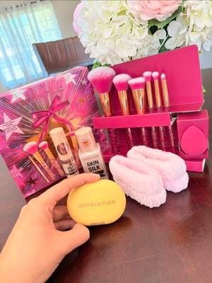 Oficialmente embajadora de @Makeup Revolution que felicidad 🫶🏻🥳@makeuprevolution #RevGen #gifted #makeuprevolution #unboxing