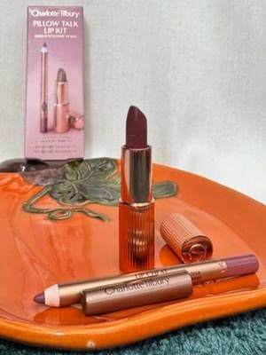 #AD ✨ Let’s unbox this gorgeous duo together 💄 I love these Pillow Talk pieces so much that I keep repurchasing them! These shades are absolutely beautiful 😍 The travel size is perfect for popping into any handbag without taking up much space, making it a perfect duo on the go. Great for everyday wear, but also for any special occasion 🤎 Definitely one I’d recommend! 🛍️ Shop through my Charlotte Tilbury affiliate link: 🔗 friends.charlottetilbury.com/a/glow.with.ania @@Charlotte Tilbury ##CharlotteTilbury##MagicBeautyStars##unboxing##glow_with_ania