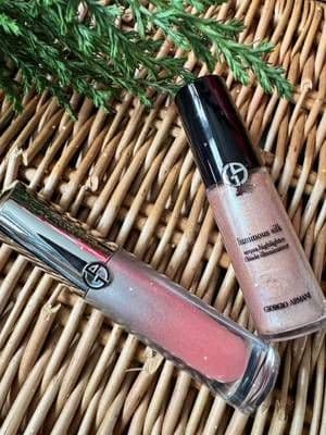 A closer look at the textures ✨ 💧 The Acqua Highlighter melts into the skin with a sheer, luminous finish that catches the light beautifully, never glittery, just refined glow. ❄️ The Prisma Icy Plumper adds a glossy, hydrated sheen with a soft plumping effect that feels comfortable and looks effortlessly polished. Subtle, elegant, and perfect for winter light. @Armani beauty #AD #ARMANIBEAUTY #ARMANIBEAUTYPRISMAICYPLUMPER #MAKEUP #glow_with_ania