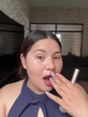 Mi piel se ve mucho más bonita cuando hago esto en vez de ponerme mil productos 😭✨ El Mixsoon PDRN Collagen con color combina hidratación + un toque de cobertura para dejar la piel con ese efecto de piel fresca, uniforme y natural 🤍 Perfecto para esos días en los que quieres verte arreglada pero NO quieres sentir que traes una base pesada. Y sí, el acabado de piel real >>> ✨ 🛍️ Lo encuentras en mi TikTok Shop. #Mixsoon #PDRNCollagen #KBeauty #PielNatural #TikTokShop