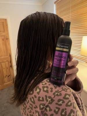 It’s so important to protect your hair when styling. Join me using Heat Defence by @tresemmeuk This protects your hair up to 230 degrees, so you can use your straighteners without worrying about damaging your hair. This has a great spray, which gives an even distribution. So easy to use and add to your routine. #AD #TRESidents #TRESheatprotect #TRESidentHeatDefence @TRESemmé