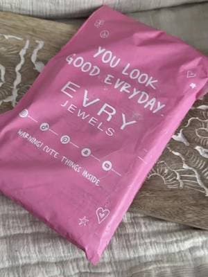 omg the custest thing ever!!💗🎀 thank you @EVRY JEWELS #fypシ゚viral #reposteria #girls #gynettem #blowthisupforme #evryj