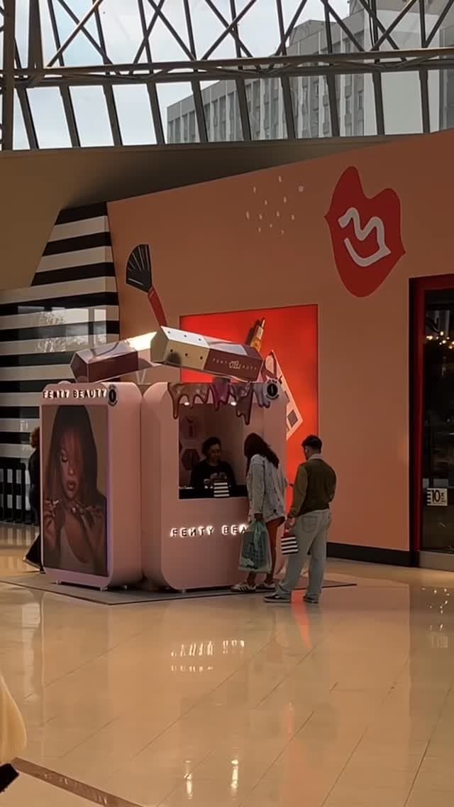 Mulher comprando é tão feliz né? 🤣 Que nunca falte trabalho pra gente nos mimar não é mesmo? @eukarinanovaes 💖🛍️
.
A